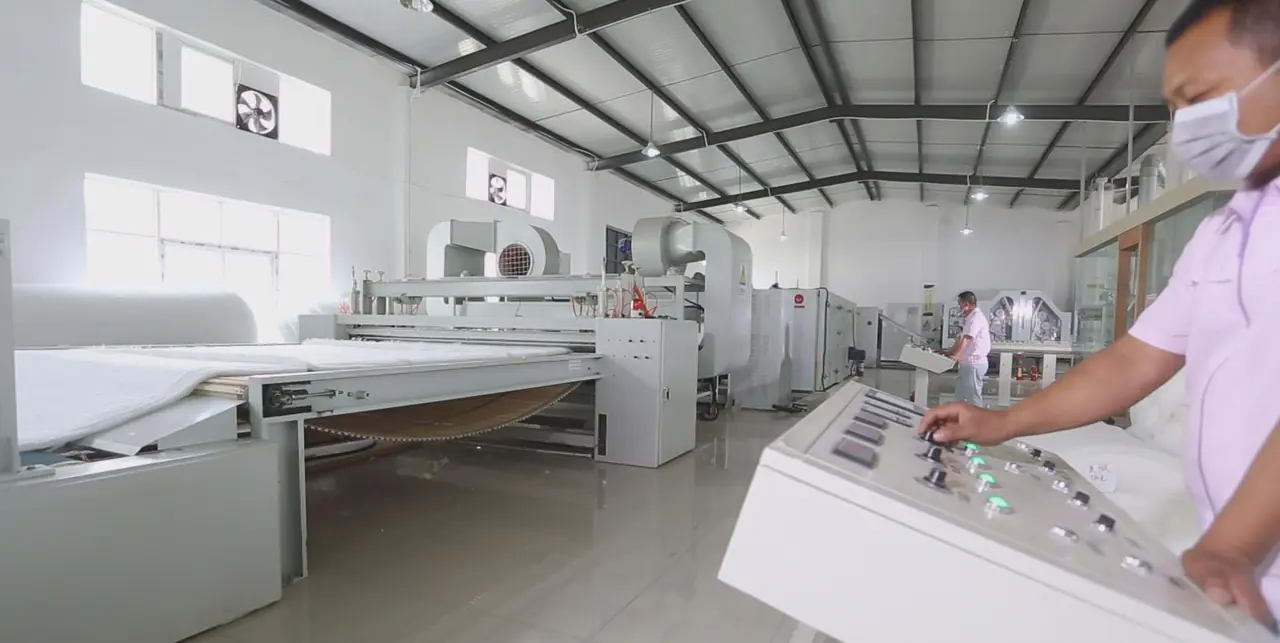 Operators running the non-glue wadding production line
